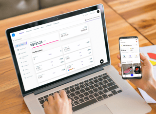 pessoa usando um computador e um celular que mostram a solução Bornlogic.